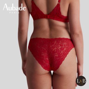 Luxe rode Italiaanse slip van Aubade Rosessence – comfortabel, vrouwelijk en verleidelijk.