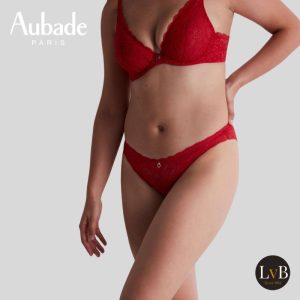 Detail van het zachte rozenkant van de Aubade Rosessence Italiaanse slip in Gala Red.