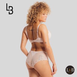 Zijaanzicht van de Louisa Bracq Elise shorty in nude rose