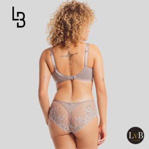 Achterzijde van de Louisa Bracq Julia shorty 477-40 in taupe