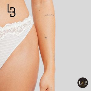 Detail van het luxe borduurwerk van de Louisa Bracq Elise string