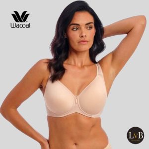 Model draagt Wacoal Basic Beauty full figure beugel bh in nude