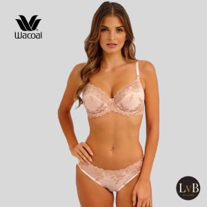Wacoal Embrace Lace beugel bh Angel Wing gedragen met slip