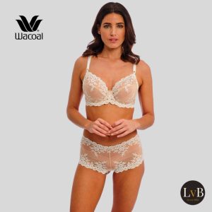 Wacoal Embrace Lace beugel bh naturally nude gedragen