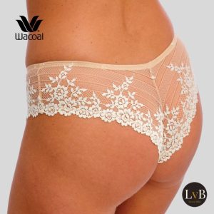 Wacoal Embrace Lace tanga in Naturally Nude met kant, zijaanzicht