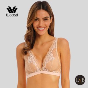Model draagt Wacoal Lace Perfection bralette in cafe creme met floral kant