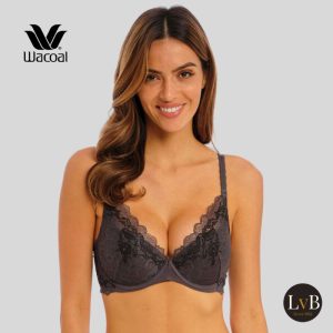 Model draagt Wacoal Lace Perfection push-up bh in charcoal met kanten cups