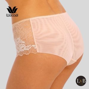 Detail zijaanzicht van Wacoal Lace Perfection short in cafe creme met floral kant