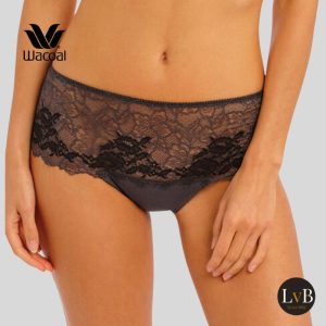 Model draagt Wacoal Lace Perfection kanten short in charcoal
