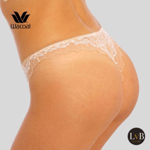 Model draagt Wacoal Lace Perfection string in cafe creme zijaanzicht