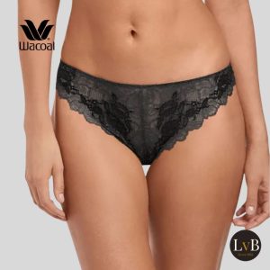 Model draagt Wacoal Lace Perfection string in charcoal met floral kant