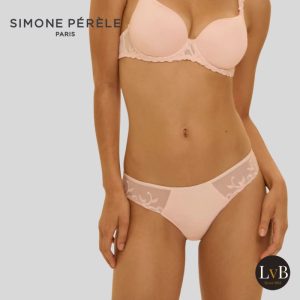 Model draagt Simone Pérèle katoenen bikini slip licht roze