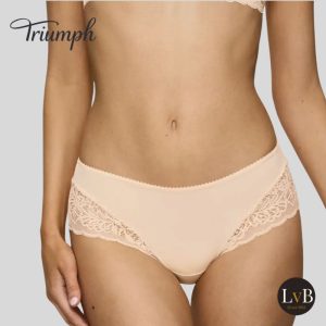 Model draagt Triumph Amourette Spotlight hipster Orange Highlight – artikel 10181552 huidkleur kanten slip