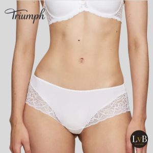 Model draagt Triumph Amourette Spotlight hipster wit – artikel 10181552 kanten dames slip