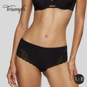 Model draagt Triumph Amourette Spotlight hipster zwart – artikel 10181552 kanten dames slip