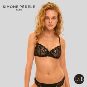 Model draagt Simone Perele Wish balconette bh zwart met kant en open decolleté