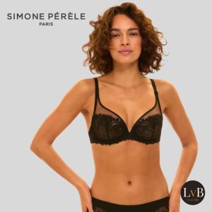 Model draagt Simone Perele Wish plunge bh zwart met diepe decolleté en kant