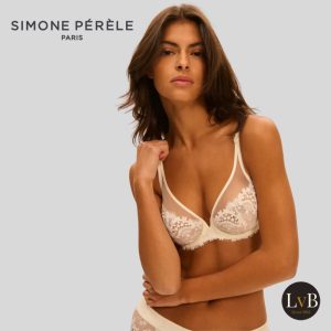 Model draagt Simone Perele Wish plunge bh naturel met diepe plunge en kant