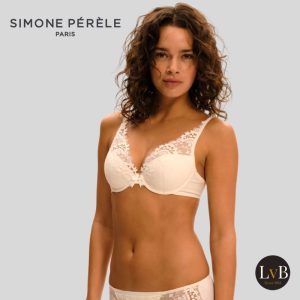 Model draagt Simone Perele Wish push up bh naturel met diepe plunge en kant