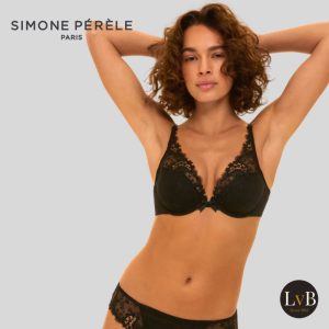 Model draagt Simone Perele Wish push up bh zwart met kant en diepe plunge