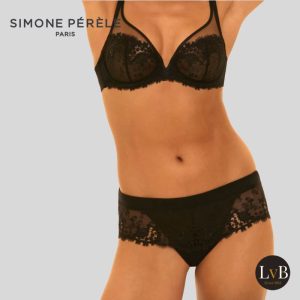 Model draagt Simone Perele Wish shorty zwart met kant en lage taille