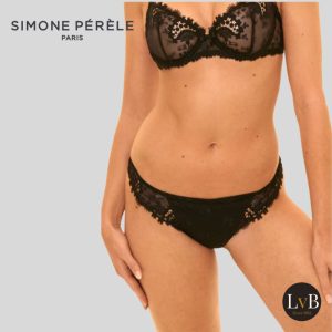 Model draagt Simone Perele Wish string zwart met kant en lage taille