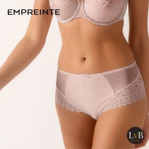 Model draagt Empreinte Melody tailleslip van kant in Rose Thé artikel 0373