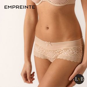 Model draagt Empreinte Melody shorty van kant in Caramel