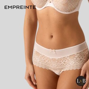 Model draagt Empreinte Melody kanten shorty in Gold artikel 0578