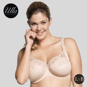 Model draagt de Ulla Carmen 2523 cappuccino nude grote maten beugel bh met comfortabele pasvorm.