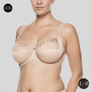 Model draagt de Ulla Carmen 2523 cappuccino nude beugel bh in volledig vooraanzicht.