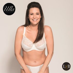 Model draagt de Ulla Carmen 2523 ecru grote maten beugel bh met comfortabele pasvorm en luxe details.