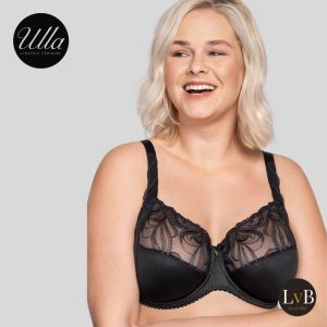 Model draagt de Ulla Carmen 2523 zwarte beugel bh met comfortabele pasvorm en optimale ondersteuning voor grote cupmaten.