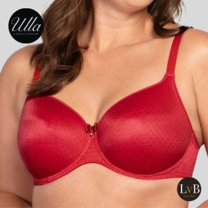 Model draagt Ulla Meghan voorgevormde beugel bh 3120 rood grote maten