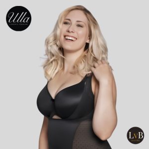 Model draagt Ulla Meghan voorgevormde beugel bh 3120 zwart voor grote maten