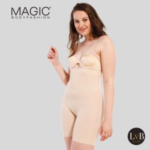 Model draagt MAGIC Bodyfashion Maxi Sexy Hi-Bermuda Latte shapewear bermuda