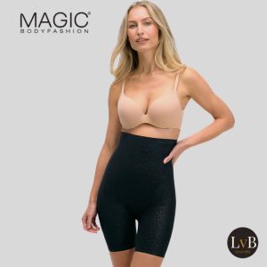 Model draagt MAGIC Bodyfashion Maxi Sexy Hi-Bermuda Leopard Black shapewear bermuda