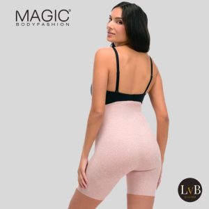 Model draagt MAGIC Bodyfashion Maxi Sexy Hi-Bermuda Leopard Blossom achteraanzicht