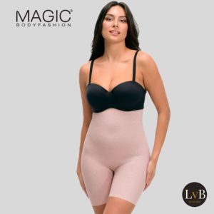 Model draagt MAGIC Bodyfashion Maxi Sexy Hi-Bermuda Leopard Blossom corrigerende bermuda