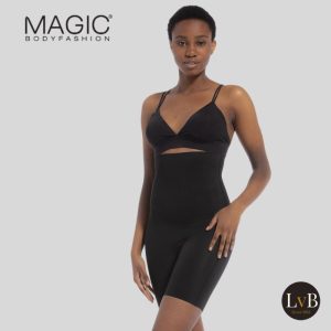 Model draagt MAGIC Bodyfashion Maxi Sexy Hi-Bermuda zwart shapewear bermuda