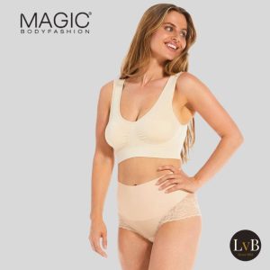 Model draagt MAGIC Bodyfashion Comfort Bra latte zonder beugel