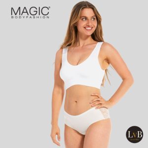 Model draagt MAGIC Bodyfashion Comfort Bra wit zonder beugel
