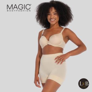 Model draagt MAGIC Bodyfashion Comfort Short Latte