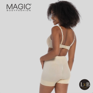 Model draagt MAGIC Bodyfashion Comfort Short Latte in zijaanzicht