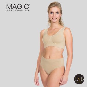 Model draagt MAGIC Bodyfashion Comfort Thong Latte