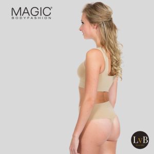 Model draagt MAGIC Bodyfashion Comfort Thong Latte in zijaanzicht