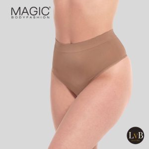 Model draagt MAGIC Bodyfashion Comfort Thong Macchiato met lichte shaping