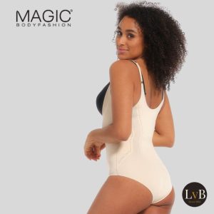 Model draagt MAGIC Dream Shaper Bodybriefer Latte van achteren