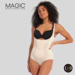Model draagt MAGIC Bodyfashion Dream Shaper Bodybriefer Latte met open buste