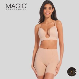 Model draagt MAGIC Bodyfashion Dream Shaper Short cappuccino met firm shaping